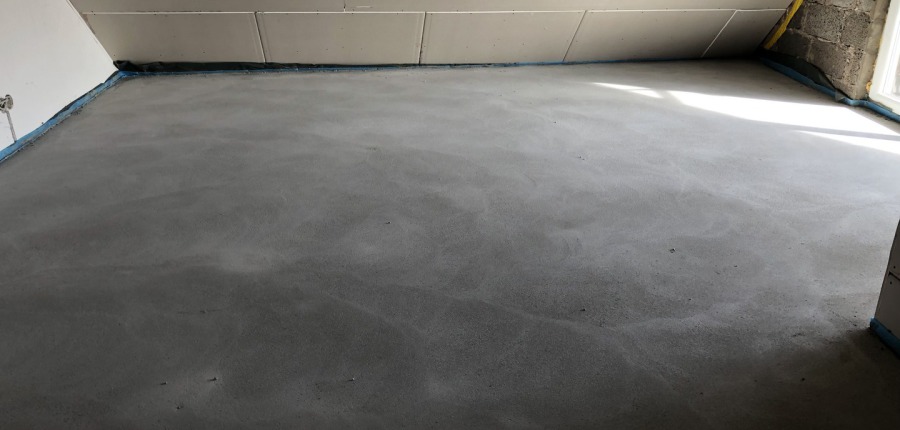 Verlegung von Estrich bei einer Altbausanierung im Saarland